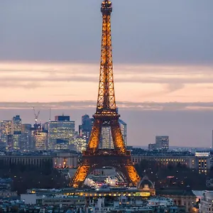 Apartment Luxury With Eiffel Tower View, 1 Min Metro, Parking, Paris